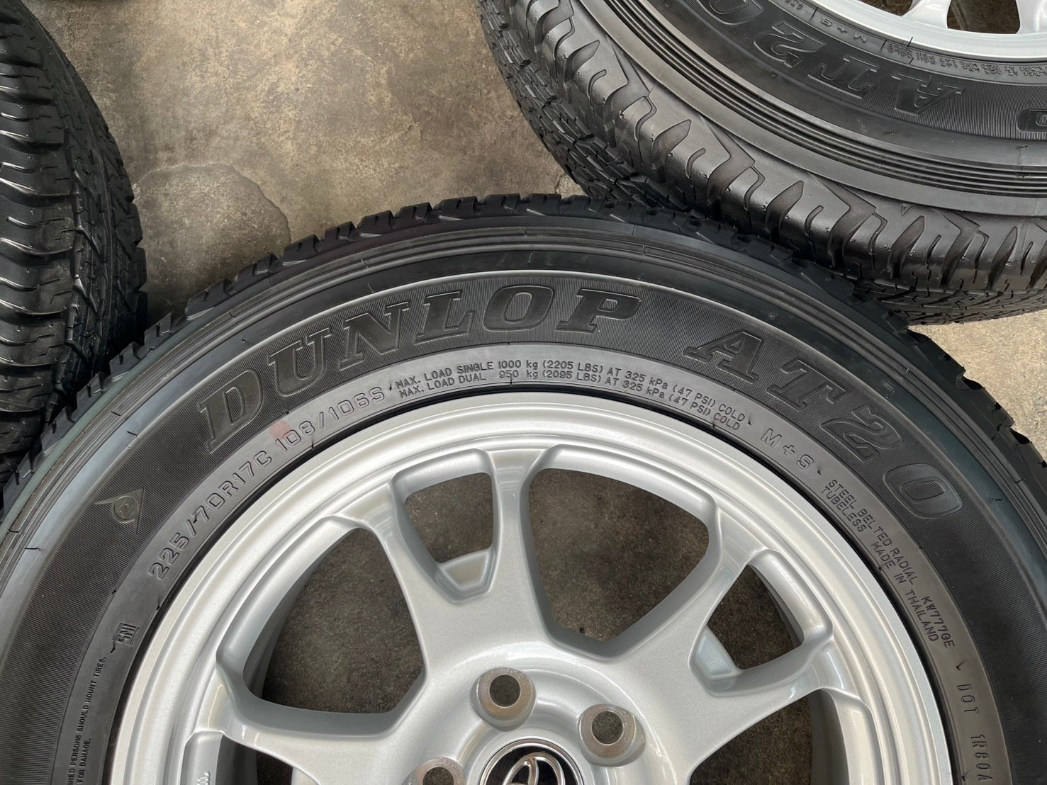 ล้อแม็กป้ายแดง 5รู114 Toyota ขอบ 17 สีบอร์น พร้อมยางใหม่ป้ายแดง 225-70-17 Dunlop ปี 24