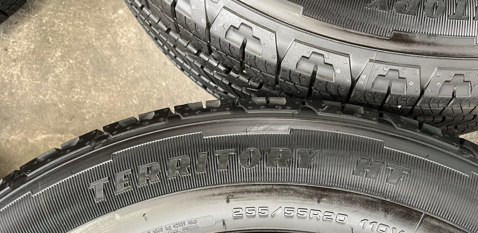 ยางใหม่ป้ายแดง 255-55-20 Goodyear ปี 25 เหมาะสำหรับ รถกระบะตัวสูง และ SUV ทุกรุ่น ยางใหม่ป้ายแดง 255-55-20 Goodyear ปี 25 เหมาะสำหรับ รถกระบะตัวสูง และ SUV ทุกรุ่น