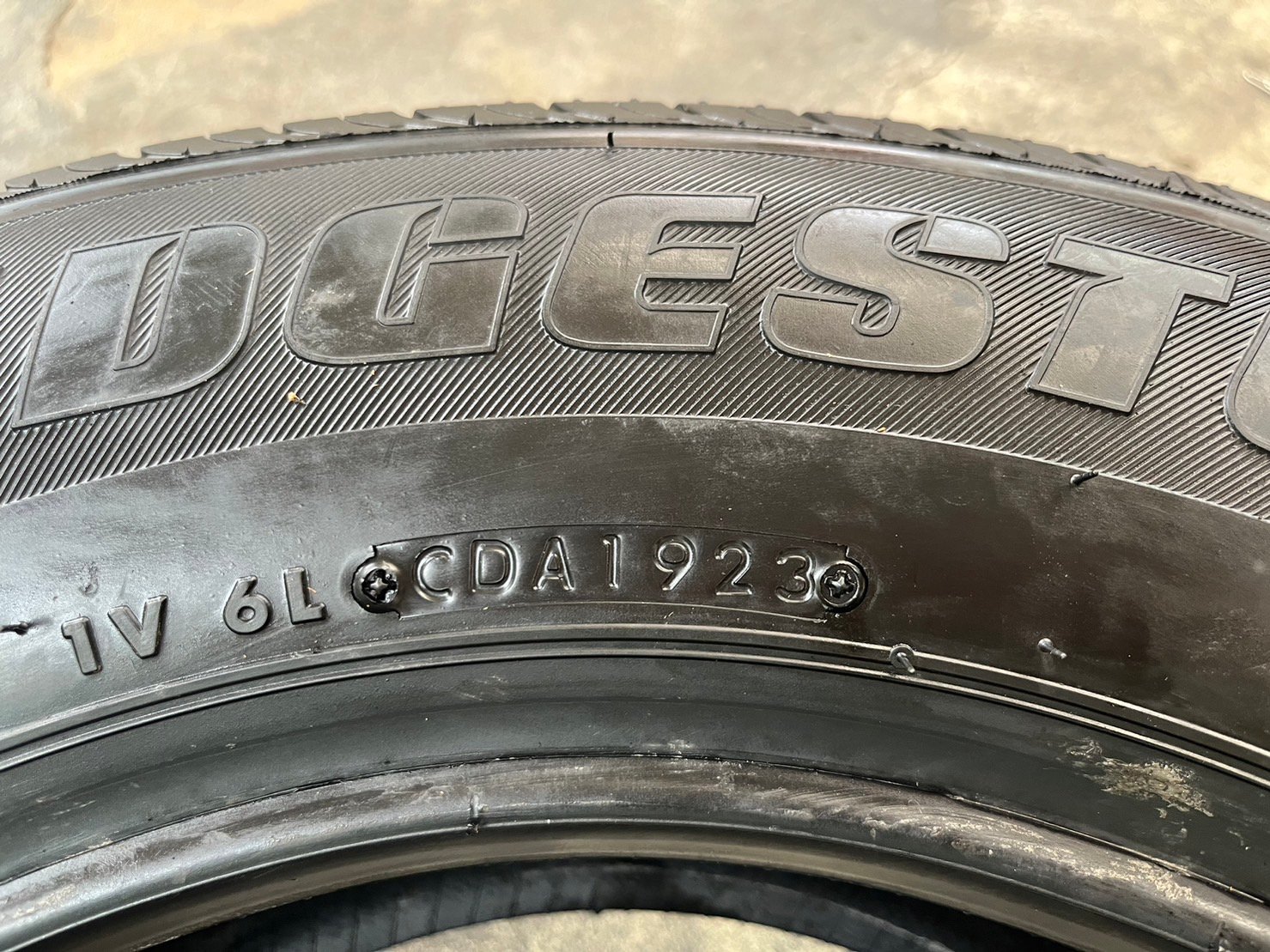 ยาง 2 เส้น ยางใหม่ป้ายแดง 205-70-15 Bridgestone ปี 23 ใหม่กริ๊บ ยาง 2 เส้น ยางใหม่ป้ายแดง 205-70-15 Bridgestone ปี 23 ใหม่กริ๊บ