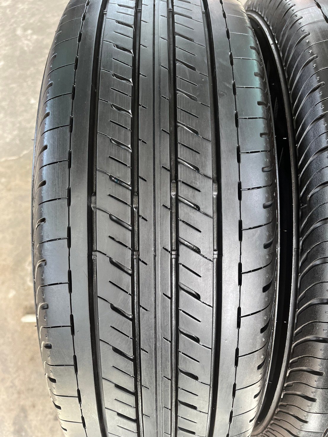 ยาง 215-65-16 Bridgestone ปี 23 ใส่กับ รถตู้ ,รถกระบะตัวเตี้ย ได้เลย