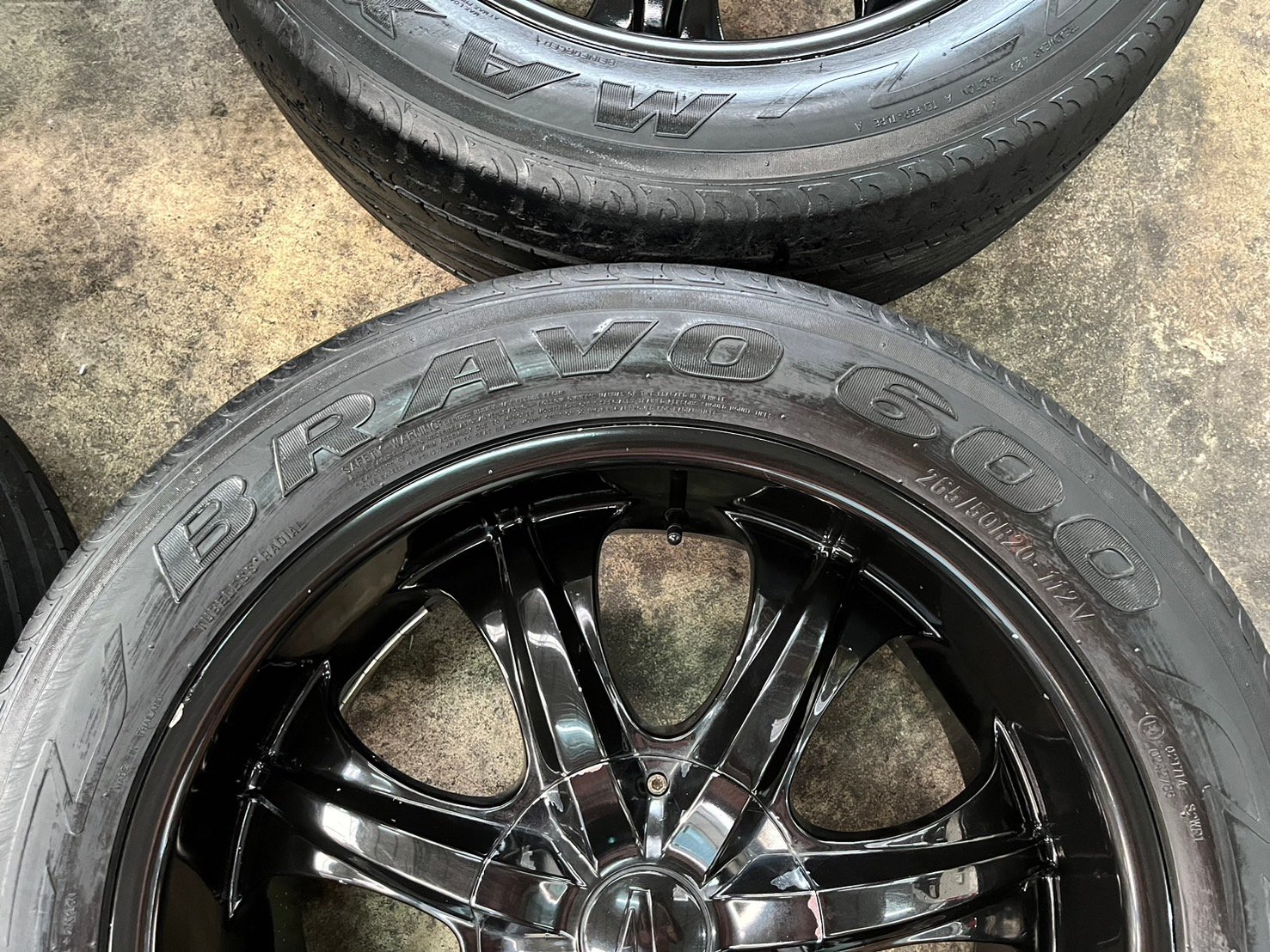 ล้อแม็ก 6รู139 ขอบ 20 สีดำ แถมยาง 265-50-20 Maxxis ปี 19 ล้อแม็ก 6รู139 ขอบ 20 สีดำ แถมยาง 265-50-20 Maxxis ปี 19