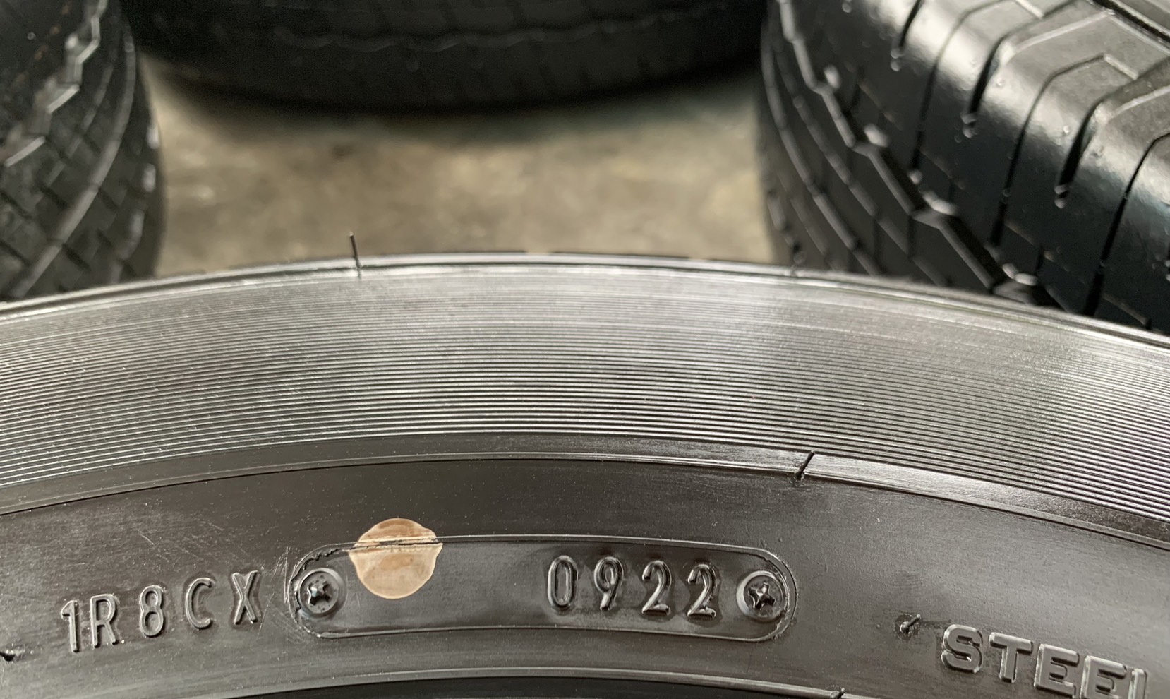 ยางป้ายแดง 215-70-16 Dunlop ปี 22 ใส่กับ รถกระบะตัวเตี้ยทุกรุ่น ,รถตู้ ได้เลย ยางป้ายแดง 215-70-16 Dunlop ปี 22 ใส่กับ รถกระบะตัวเตี้ยทุกรุ่น ,รถตู้ ได้เลย
