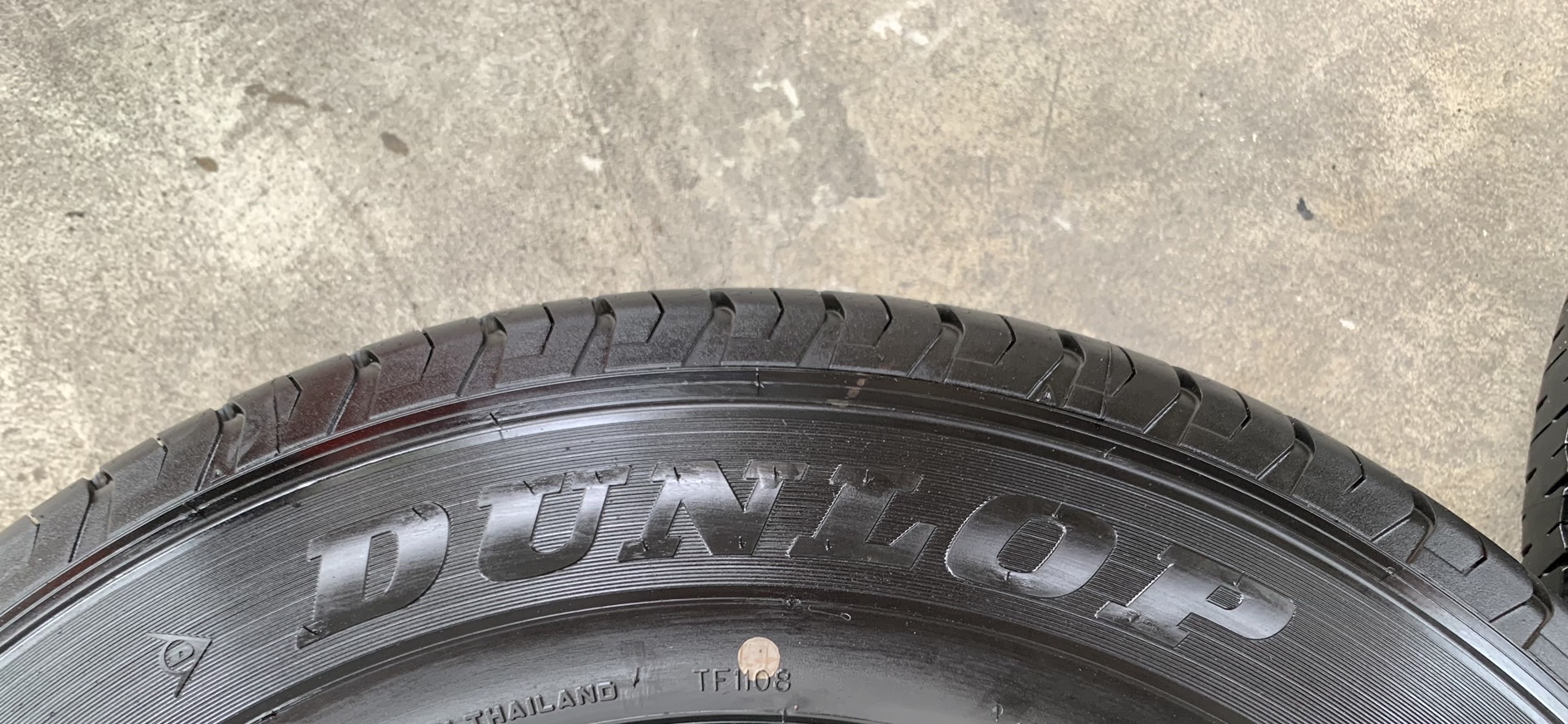 ยางป้ายแดง 215-70-16 Dunlop ปี 22 ใส่กับ รถกระบะตัวเตี้ยทุกรุ่น ,รถตู้ ได้เลย ยางป้ายแดง 215-70-16 Dunlop ปี 22 ใส่กับ รถกระบะตัวเตี้ยทุกรุ่น ,รถตู้ ได้เลย
