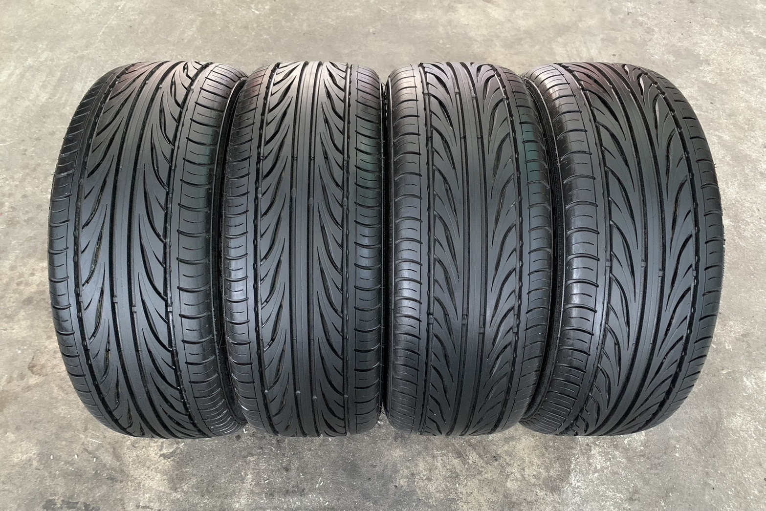 ล้อแม็ก Honda Civic FK ขอบ 17 ดำหน้าเงา พร้อมยาง 215-45-17 Deestone ปลายปี 20 ล้อแม็ก Honda Civic FK ขอบ 17 ดำหน้าเงา พร้อมยาง 215-45-17 Deestone ปลายปี 20