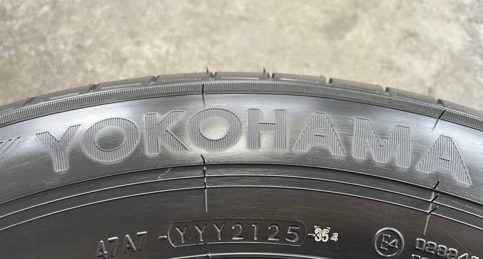 ยางป้ายแดง 235-65-16 Yokohama ปี 25 ใส่กับ รถตู้ ,รถกระบะตัวเตี้ย ได้เลย ยางป้ายแดง 235-65-16 Yokohama ปี 25 ใส่กับ รถตู้ ,รถกระบะตัวเตี้ย ได้เลย