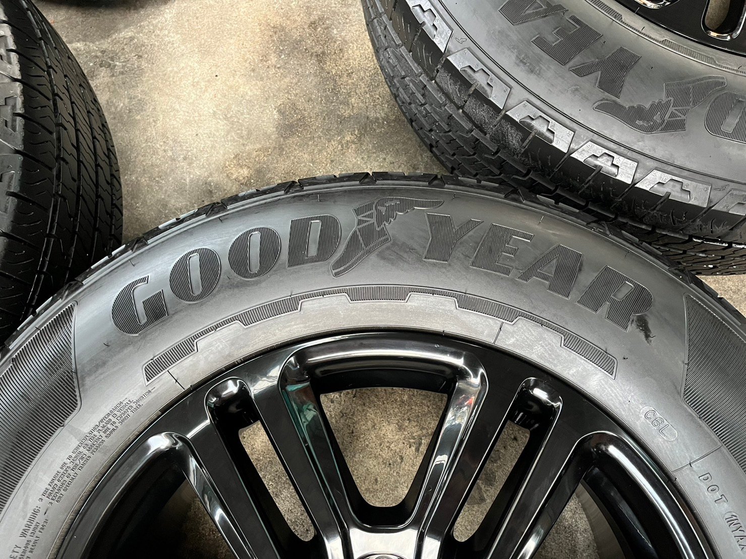 ล้อแม็ก Ford Wildtrek ขอบ 18 สีดำ พร้อมยาง 255-65-18 Goodyear ปี 22 ล้อแม็ก Ford Wildtrek ขอบ 18 สีดำ พร้อมยาง 255-65-18 Goodyear ปี 22