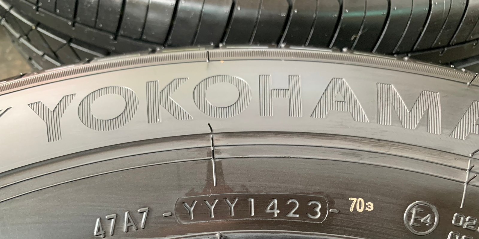 ยางป้ายแดง 235-65-16 Yokohama ปี 23 ใส่กับ รถตู้ ,รถกระบะตัวเตี้ย ได้เลย ยางป้ายแดง 235-65-16 Yokohama ปี 23 ใส่กับ รถตู้ ,รถกระบะตัวเตี้ย ได้เลย