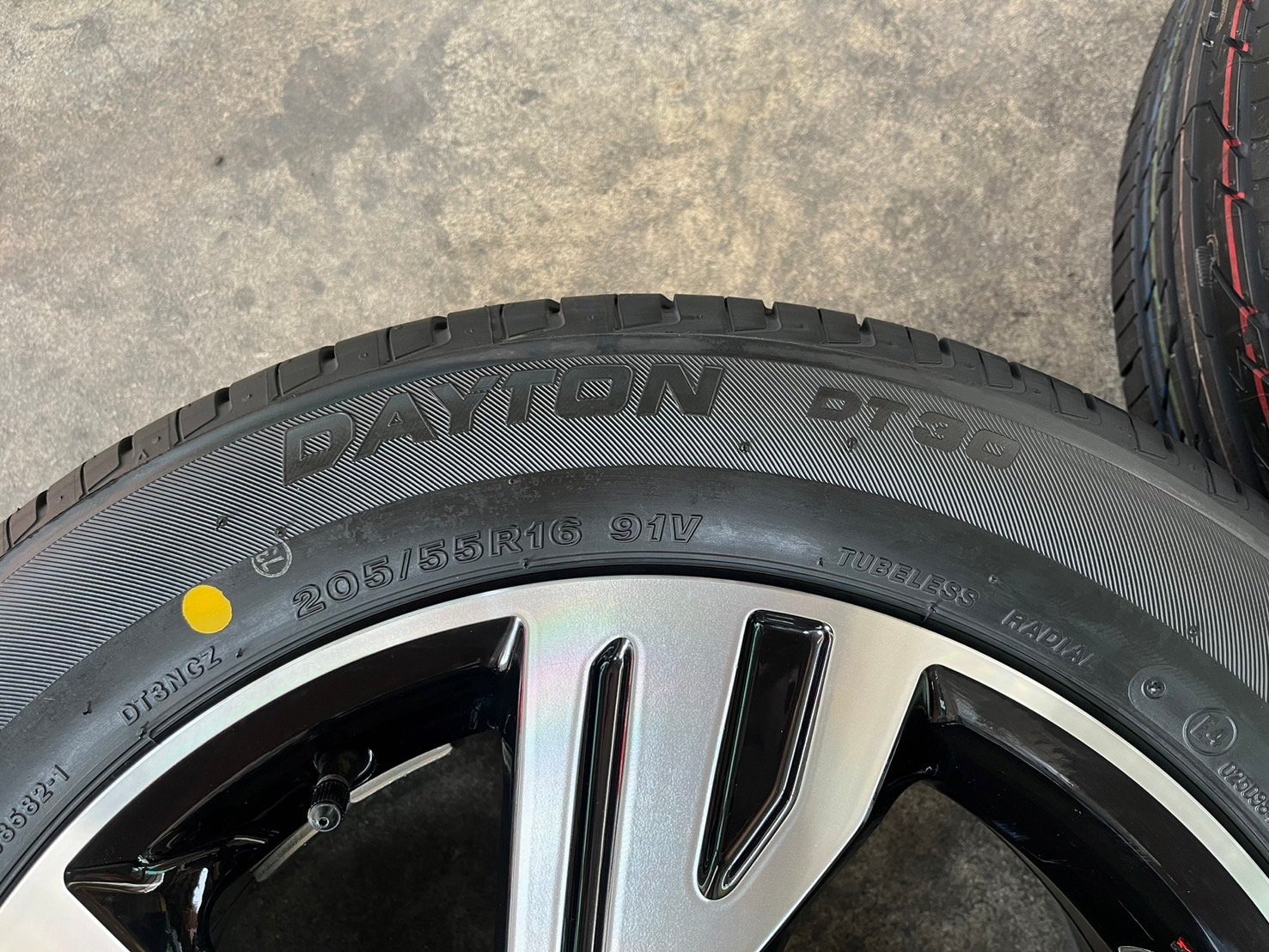 ล้อแม็กป้ายแดง Mitsu Xpander รุ่นใหม่ ขอบ 16 ดำหน้าเงา พร้อมยางใหม่ 205-55-16 DAYTON ปลายปี 23