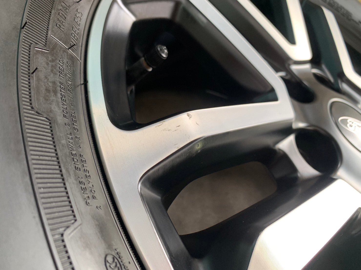 ล้อแม็ก Ford Next-Gen Sport รุ่นใหม่ ขอบ 18 ดำหน้าเงา พร้อมยาง 255-65-18 Goodyear ปี 22 น้องๆป้ายแดง ล้อแม็ก Ford Next-Gen Sport รุ่นใหม่ ขอบ 18 ดำหน้าเงา พร้อมยาง 255-65-18 Goodyear ปี 22 น้องๆป้ายแดง