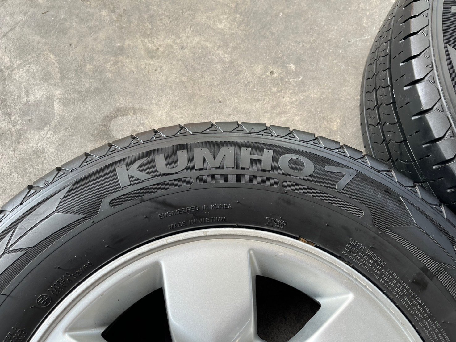 ล้อแม็ก 6รู139 Toyota ขอบ 15 พร้อมยาง 215-70-15 KUMHO ปี 22 ใส่กับ รถตู้ Commuter 6รู139 ได้เลย