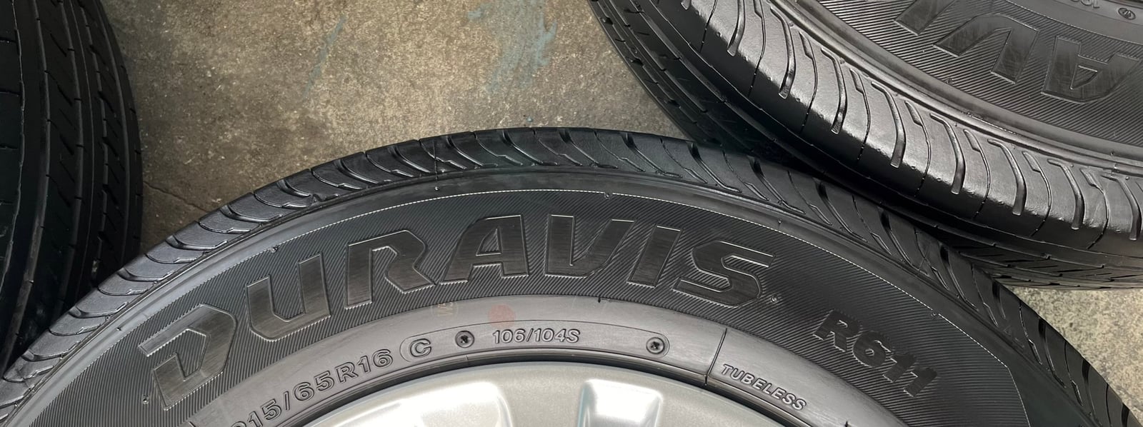 ยาง 215-65-16 Bridgestone ปี 23 ใส่กับ รถตู้ ,รถกระบะตัวเตี้ย ได้เลย