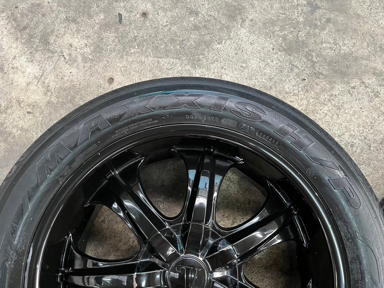 ล้อแม็ก 6รู139 ขอบ 20 สีดำ แถมยาง 265-50-20 Maxxis ปี 19 ล้อแม็ก 6รู139 ขอบ 20 สีดำ แถมยาง 265-50-20 Maxxis ปี 19