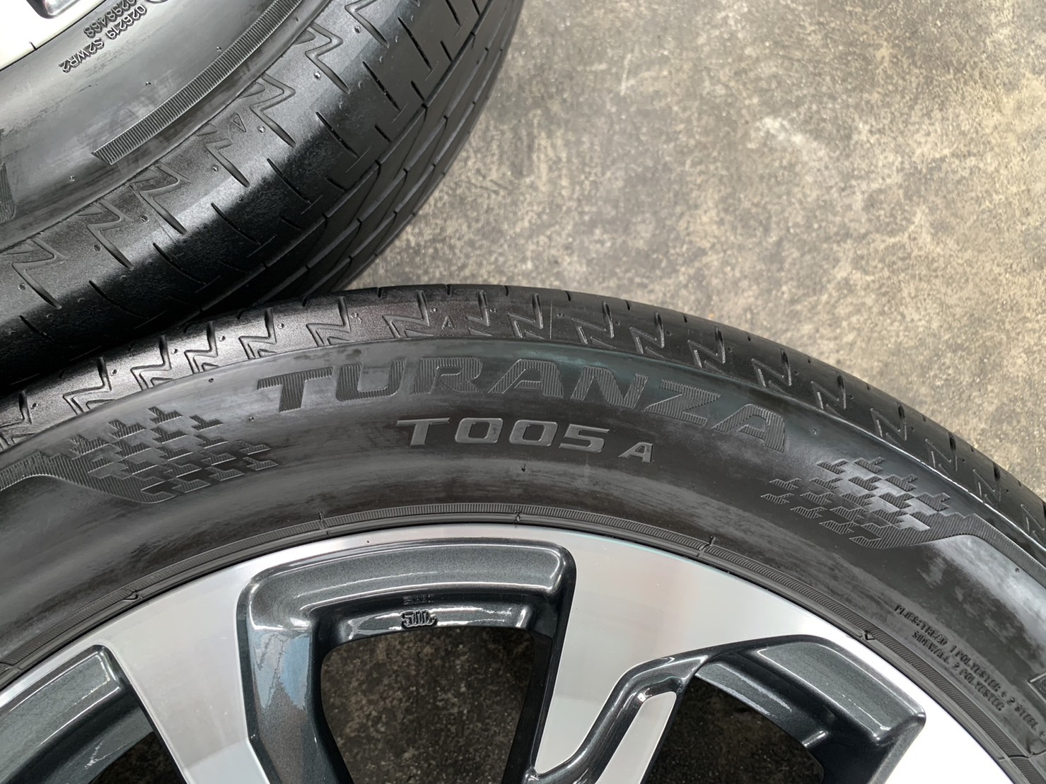 ล้อแม็กป้ายแดง Toyota Corolla Cross ขอบ 18 เทาหน้าเงา พร้อมยาง 235-50-18 Bridgestone ปี 21 ล้อแม็กป้ายแดง Toyota Corolla Cross ขอบ 18 เทาหน้าเงา พร้อมยาง 235-50-18 Bridgestone ปี 21