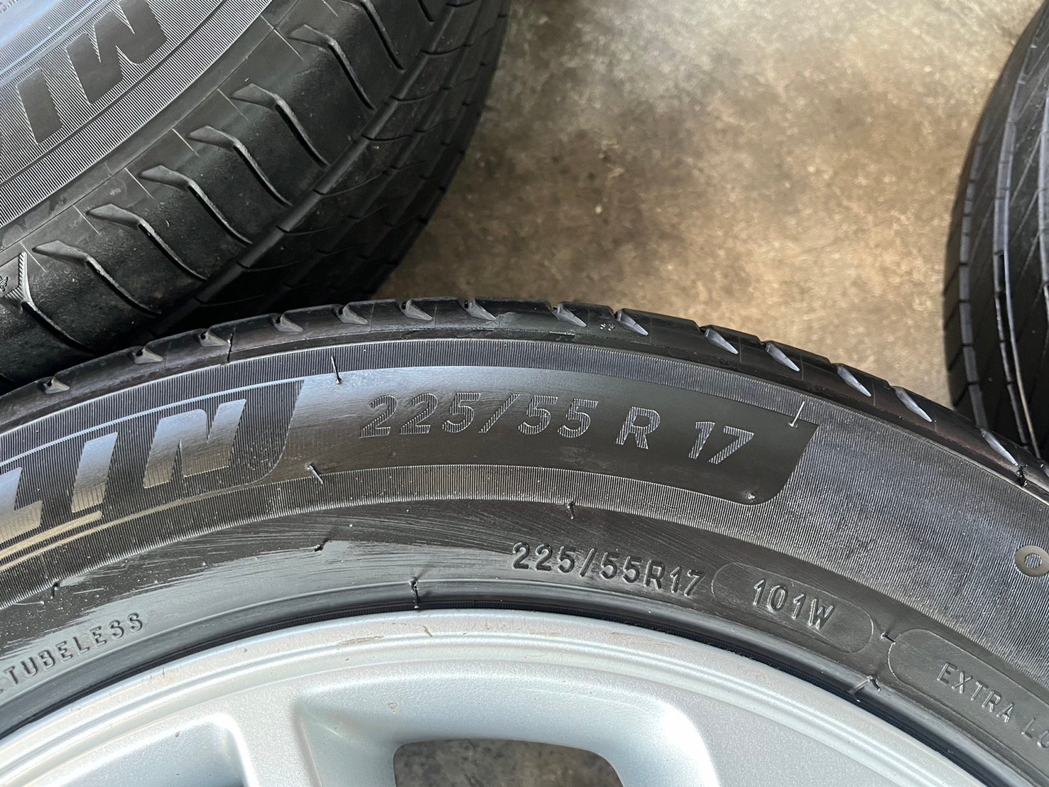 ล้อแม็ก 6รู139 Toyota ขอบ 17 พร้อมยาง 225-55-17 Michelin ปี 22 ใส่กับ รถตู้ Commuter 6รู139 ได้เลย