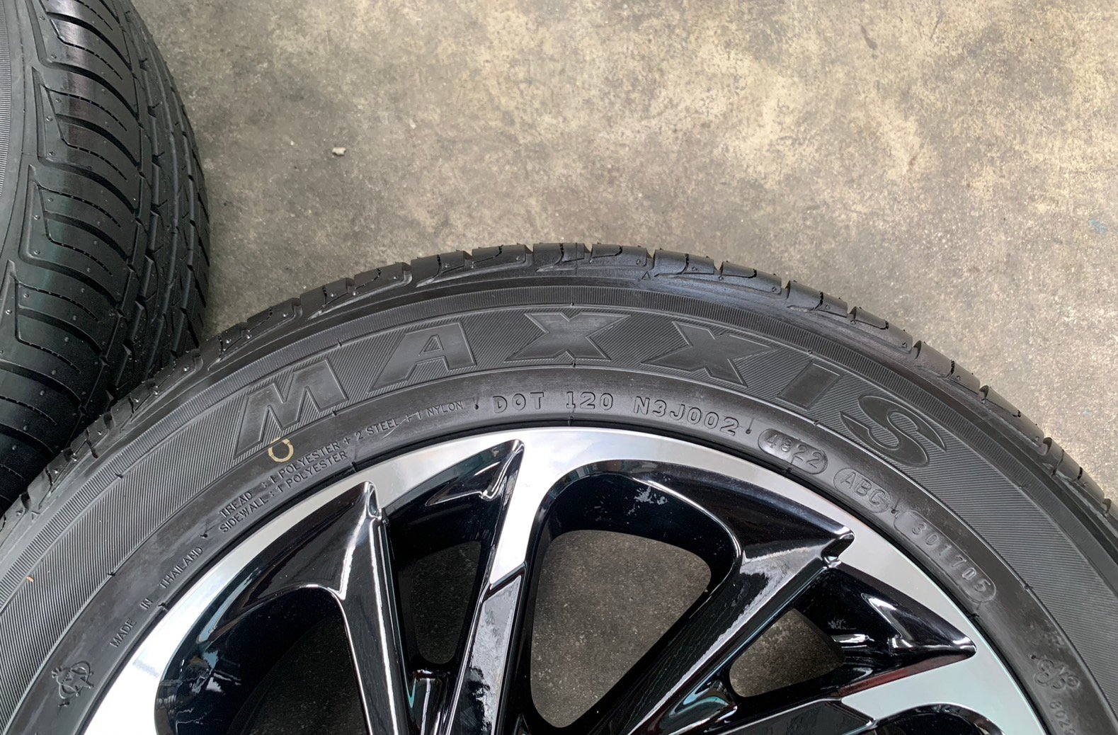 ล้อแม็กป้ายแดง Toyota Yaris Sport ขอบ 15 ดำหน้าเงา พร้อมยางใหม่ป้ายแดง 185-60-15 Maxxis ปลายปี 22 ล้อแม็กป้ายแดง Toyota Yaris Sport ขอบ 15 ดำหน้าเงา พร้อมยางใหม่ป้ายแดง 185-60-15 Maxxis ปลายปี 22