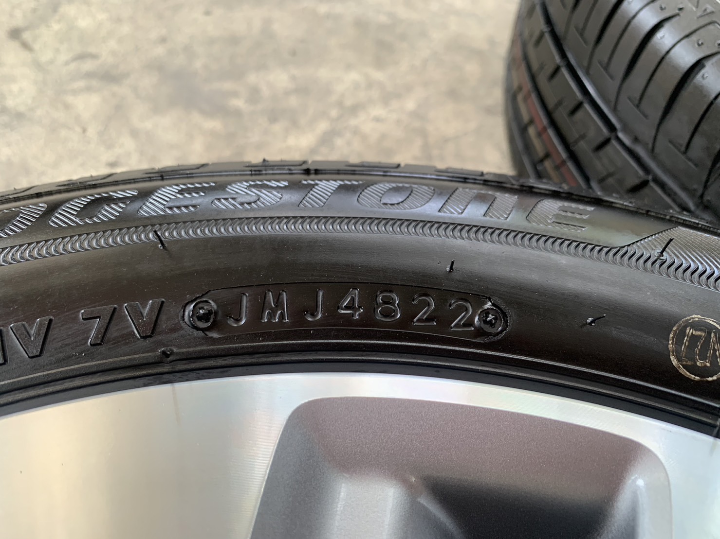 ล้อแม็กป้ายแดง Suzuki Swift รุ่นใหม่ล่าสุด ขอบ 16 พร้อมยางใหม่ป้ายแดง 185-55-16 Bridgestone ปลายปี 22 ล้อแม็กป้ายแดง Suzuki Swift รุ่นใหม่ล่าสุด ขอบ 16 พร้อมยางใหม่ป้ายแดง 185-55-16 Bridgestone ปลายปี 22