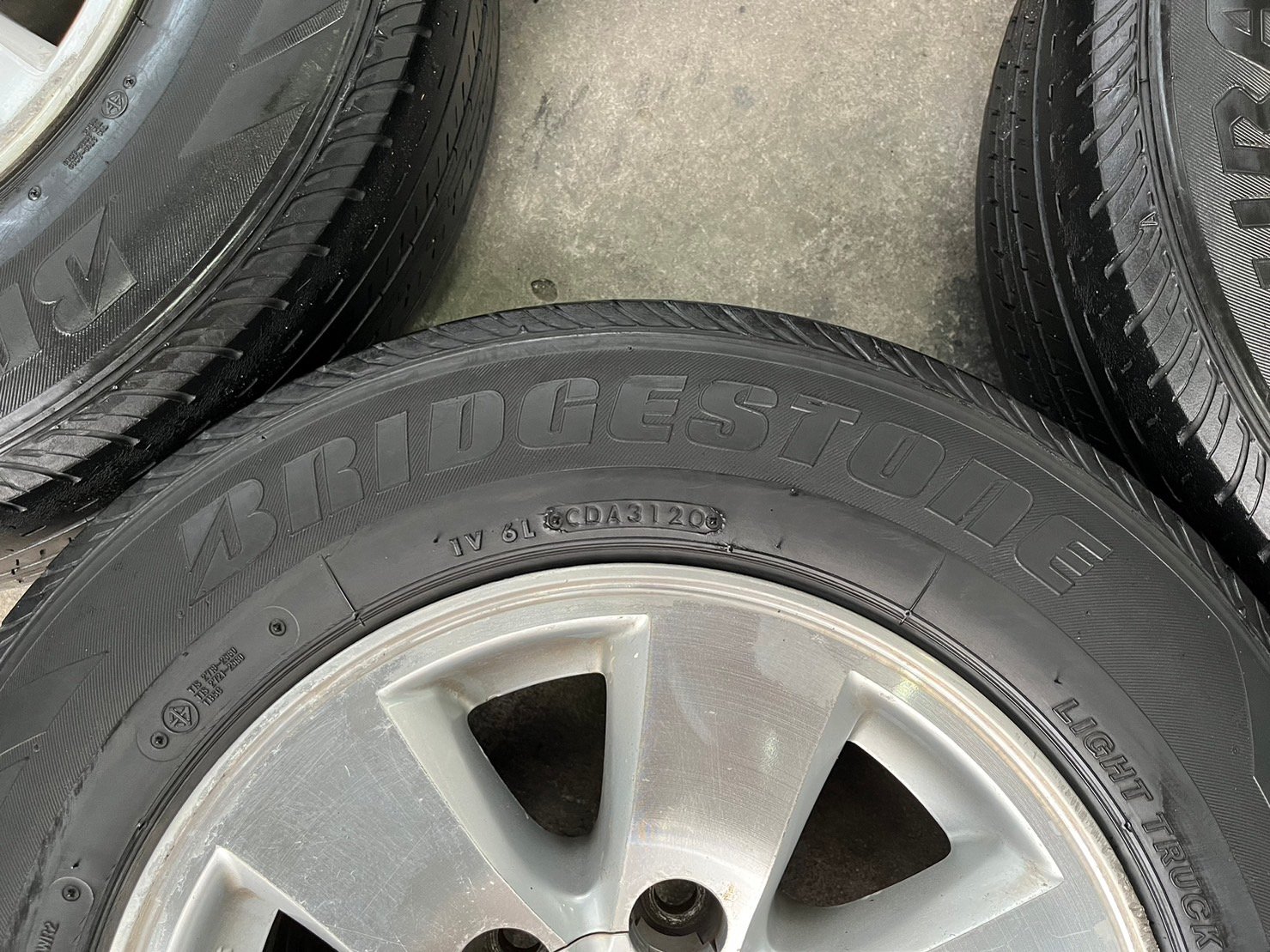 ล้อแม็ก 6รู139 Toyota ขอบ 15 บอร์นหน้าเงา แถมยาง 205-70-15 Bridgestone ปี 20 ล้อแม็ก 6รู139 Toyota ขอบ 15 บอร์นหน้าเงา แถมยาง 205-70-15 Bridgestone ปี 20