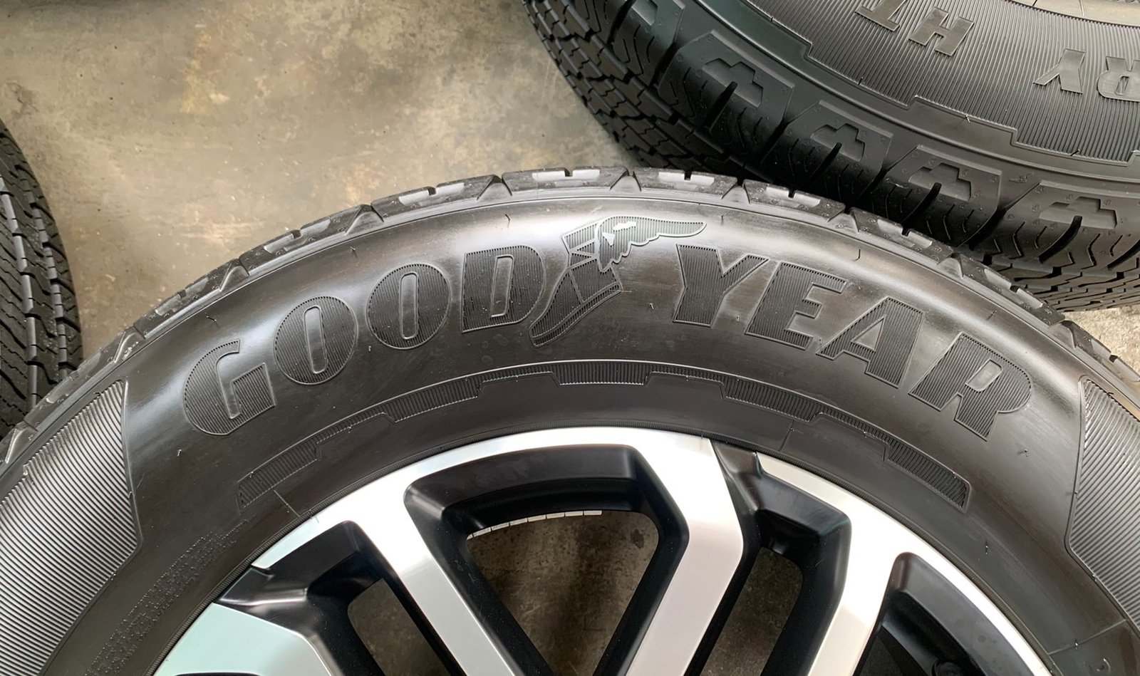 ล้อแม็ก Ford Next-Gen Sport รุ่นใหม่ ขอบ 18 ดำหน้าเงา พร้อมยาง 255-65-18 Goodyear ปี 22 น้องๆป้ายแดง ล้อแม็ก Ford Next-Gen Sport รุ่นใหม่ ขอบ 18 ดำหน้าเงา พร้อมยาง 255-65-18 Goodyear ปี 22 น้องๆป้ายแดง