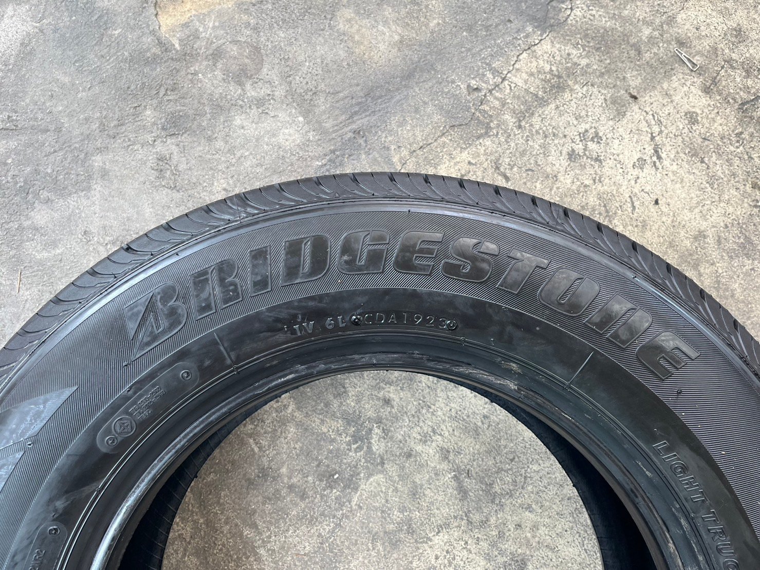 ยาง 2 เส้น ยางใหม่ป้ายแดง 205-70-15 Bridgestone ปี 23 ใหม่กริ๊บ ยาง 2 เส้น ยางใหม่ป้ายแดง 205-70-15 Bridgestone ปี 23 ใหม่กริ๊บ