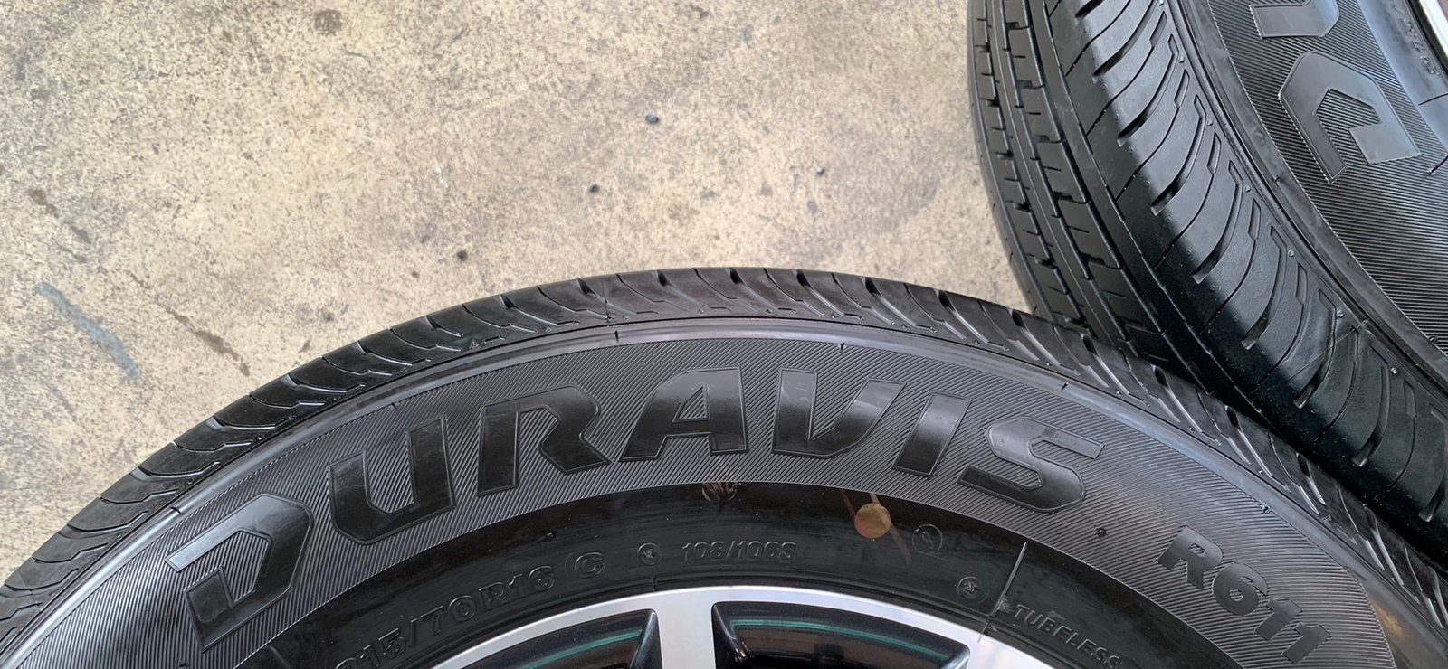 ยางป้ายแดง 215-70-16 Bridgestone ปี 22 ใส่กับ รถกระบะตัวเตี้ยทุกรุ่น ,รถตู้ ได้เลย ยางป้ายแดง 215-70-16 Bridgestone ปี 22 ใส่กับ รถกระบะตัวเตี้ยทุกรุ่น ,รถตู้ ได้เลย