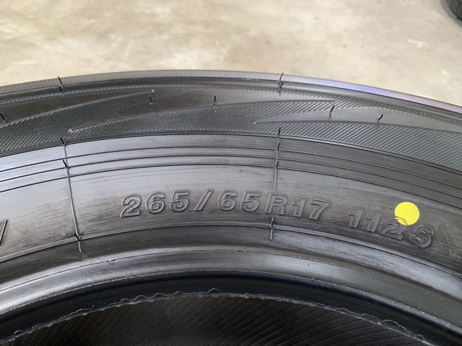 ยางใหม่ 265-65-17 Yokohama ปี 22 ใหม่กริ๊บๆ เหมาะสำหรับ รถกระบะตัวสูง และ SUV ทุกรุ่น ยางใหม่ 265-65-17 Yokohama ปี 22 ใหม่กริ๊บๆ เหมาะสำหรับ รถกระบะตัวสูง และ SUV ทุกรุ่น