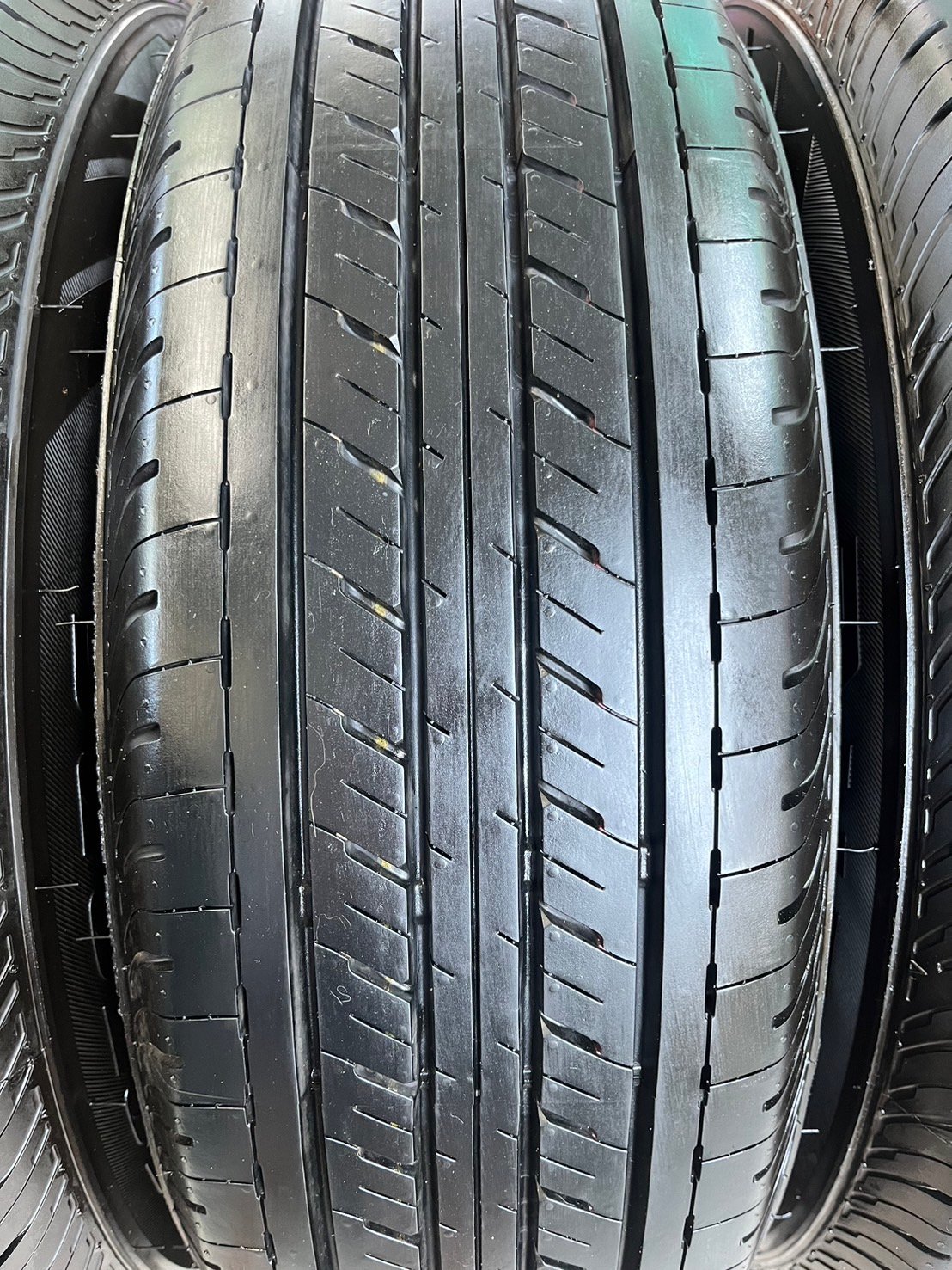 ยางป้ายแดง 215-70-16 Bridgestone ปี 23 สวยกริ๊บ ใส่กับ รถตู้ ,รถกระบะตัวเตี้ย ได้เลย