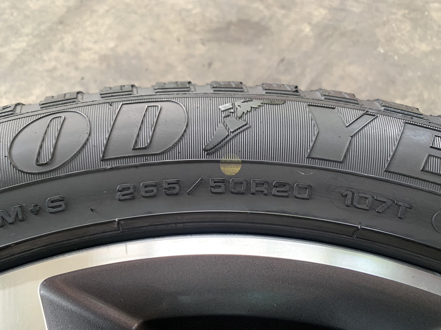 ล้อแม็ก Ford Everest ขอบ 20 สีเทาหน้าเงา แถมยาง 265-50-20 GoodYear ปี 18 ล้อแม็ก Ford Everest ขอบ 20 สีเทาหน้าเงา แถมยาง 265-50-20 GoodYear ปี 18