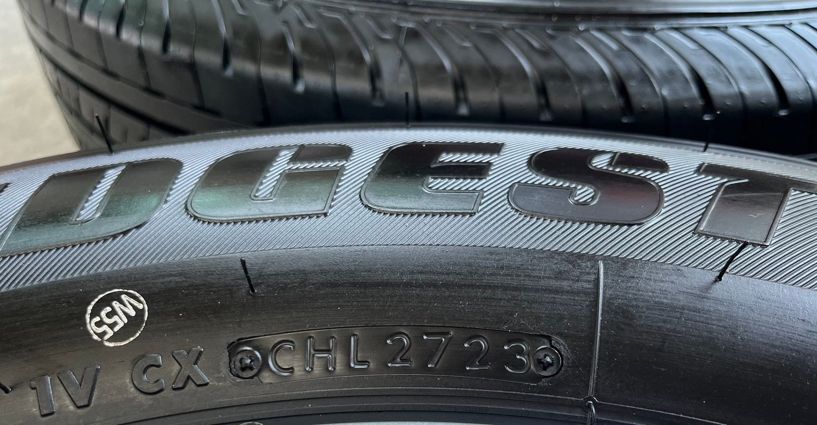 ยางป้ายแดง 215-70-16 Bridgestone ปี 23 สวยกริ๊บ ใส่กับ รถตู้ ,รถกระบะตัวเตี้ย ได้เลย
