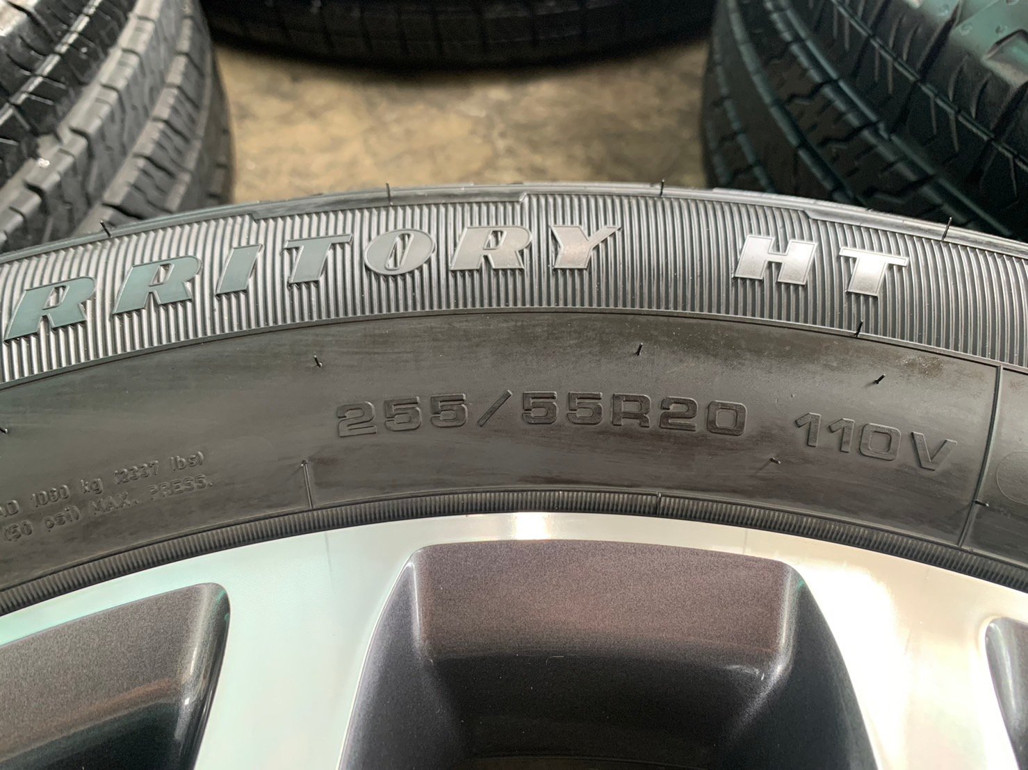 ล้อแม็กป้ายแดง Ford Everest Next-Gen ขอบ 20 เทาหน้าเงา พร้อมยางป้ายแดง 255-55-20 GoodYear ปี 23 ล้อแม็กป้ายแดง Ford Everest Next-Gen ขอบ 20 เทาหน้าเงา พร้อมยางป้ายแดง 255-55-20 GoodYear ปี 23