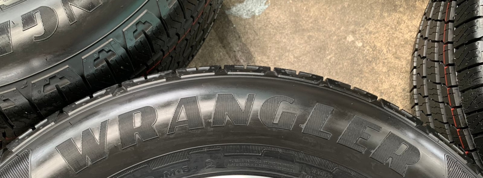 ยางใหม่ป้ายแดง 255-65-18 Goodyear ปี 23 ใส่แทน 255-60-18 และ 265-60-18 ได้เลย ยางใหม่ป้ายแดง 255-65-18 Goodyear ปี 23 ใส่แทน 255-60-18 และ 265-60-18 ได้เลย