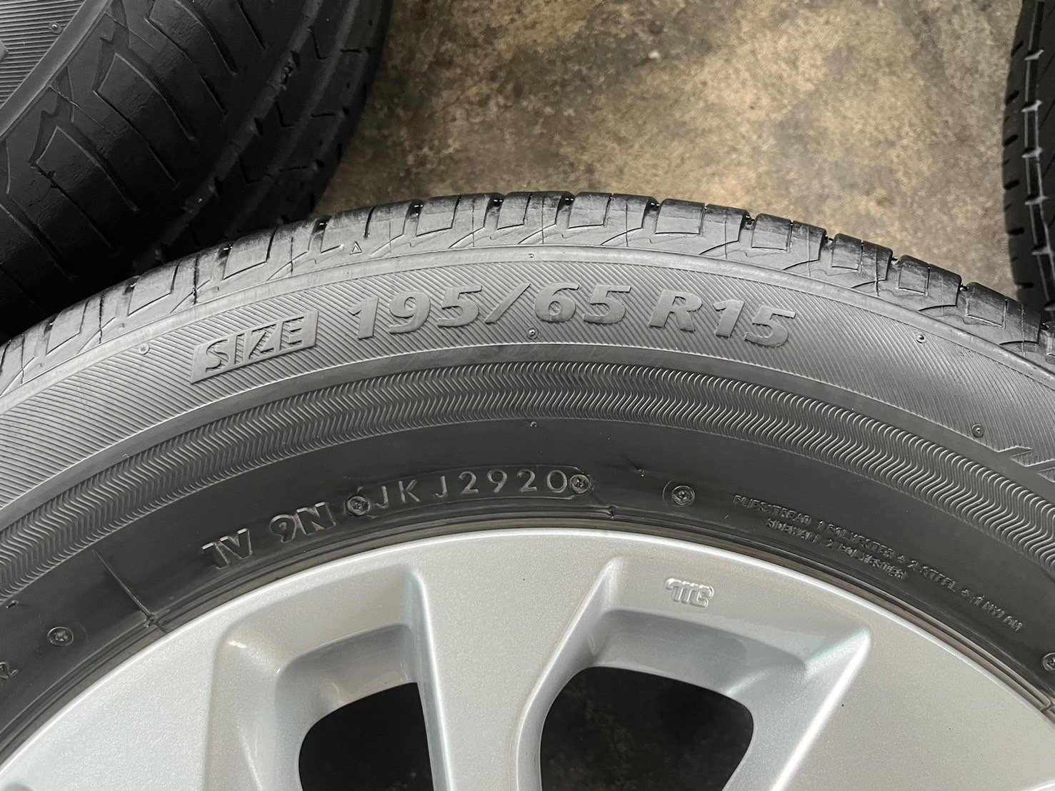 ล้อแม็กป้ายแดง Nissan Almera รุ่นใหม่ ขอบ 15 พร้อมยาง 195-65-15 Bridgestone ปี 20