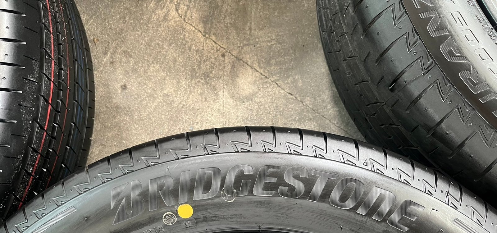 ยางใหม่ป้ายแดง 215-55-17 Bridgestone ปี 24 ใหม่กริ๊บ ถอดจากโชว์รูม ยางใหม่ป้ายแดง 215-55-17 Bridgestone ปี 24 ใหม่กริ๊บ ถอดจากโชว์รูม