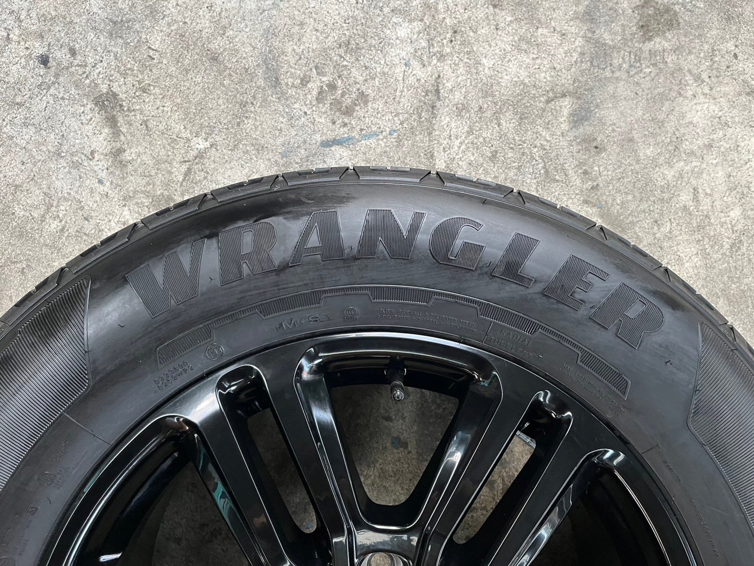 ล้อแม็ก Ford Wildtrek ขอบ 18 สีดำ พร้อมยาง 255-65-18 Goodyear ปี 22 ล้อแม็ก Ford Wildtrek ขอบ 18 สีดำ พร้อมยาง 255-65-18 Goodyear ปี 22