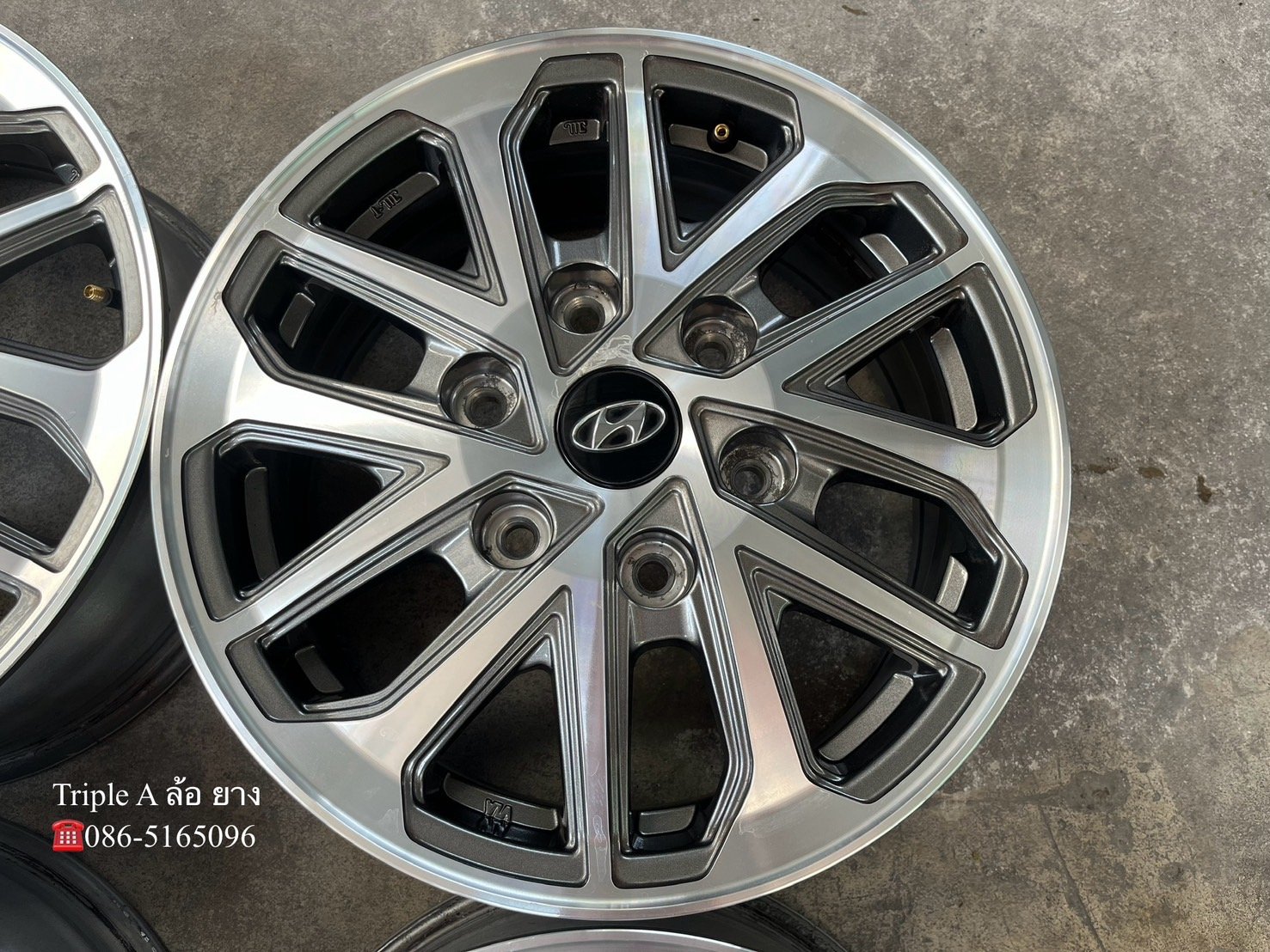 ล้อแม็ก ฮุนได Hyundai H1 ขอบ 16 สีเทาหน้าเงา ล้อแม็ก ฮุนได Hyundai H1 ขอบ 16 สีเทาหน้าเงา