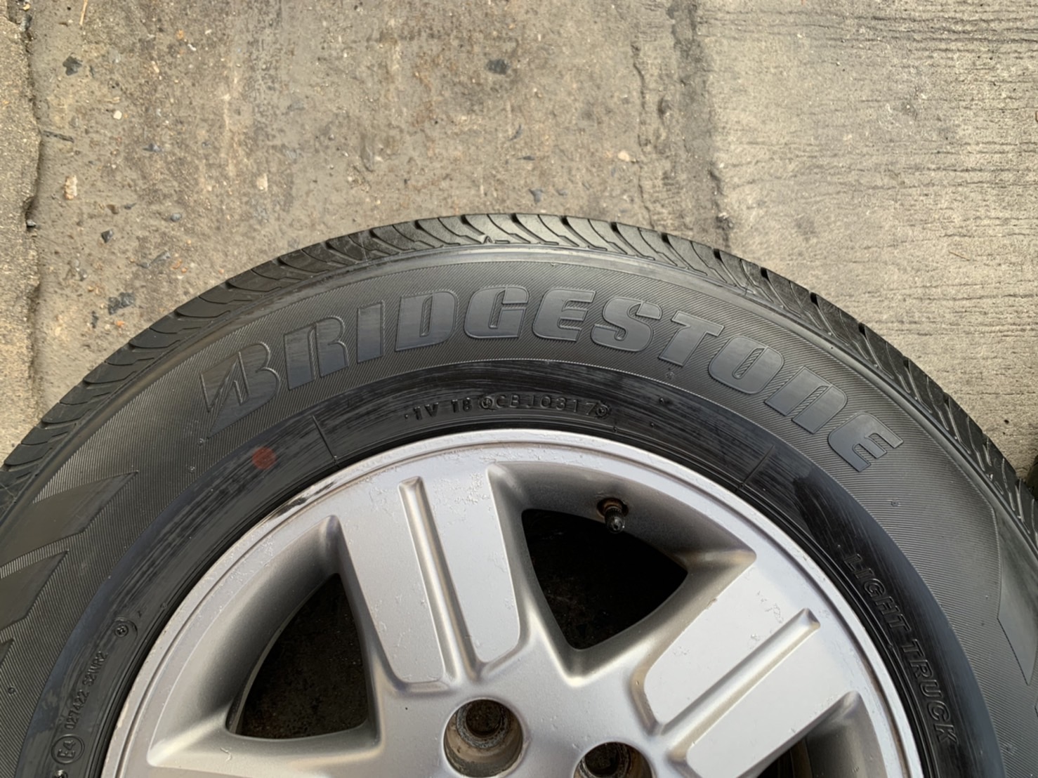 ล้อแม็ก Toyota Vigo ขอบ 15 สีเทา พร้อมยาง 215-70-15 Bridgestone ปี 17 ล้อแม็ก Toyota Vigo ขอบ 15 สีเทา พร้อมยาง 215-70-15 Bridgestone ปี 17