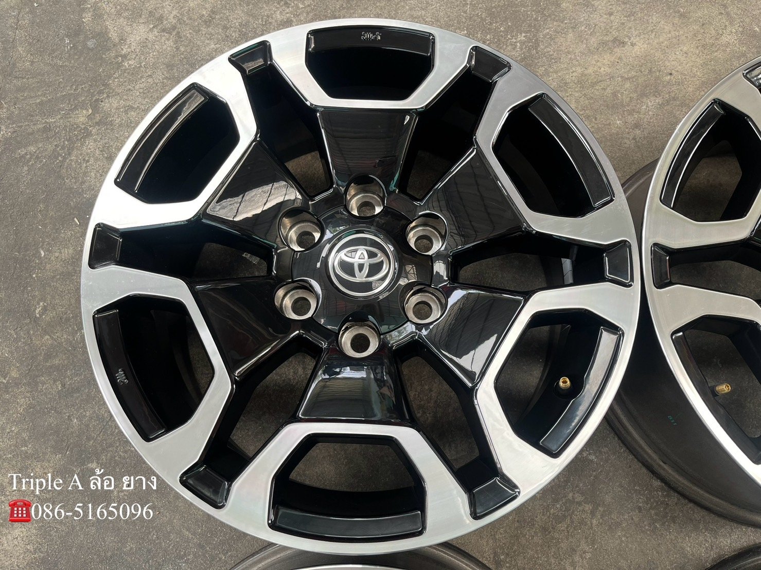 ล้อแม็กป้ายแดง Toyota Revo รุ่นใหม่ล่าสุด ขอบ 18 ดำหน้าเงา ใหม่กริ๊บ ล้อแม็กป้ายแดง Toyota Revo รุ่นใหม่ล่าสุด ขอบ 18 ดำหน้าเงา ใหม่กริ๊บ