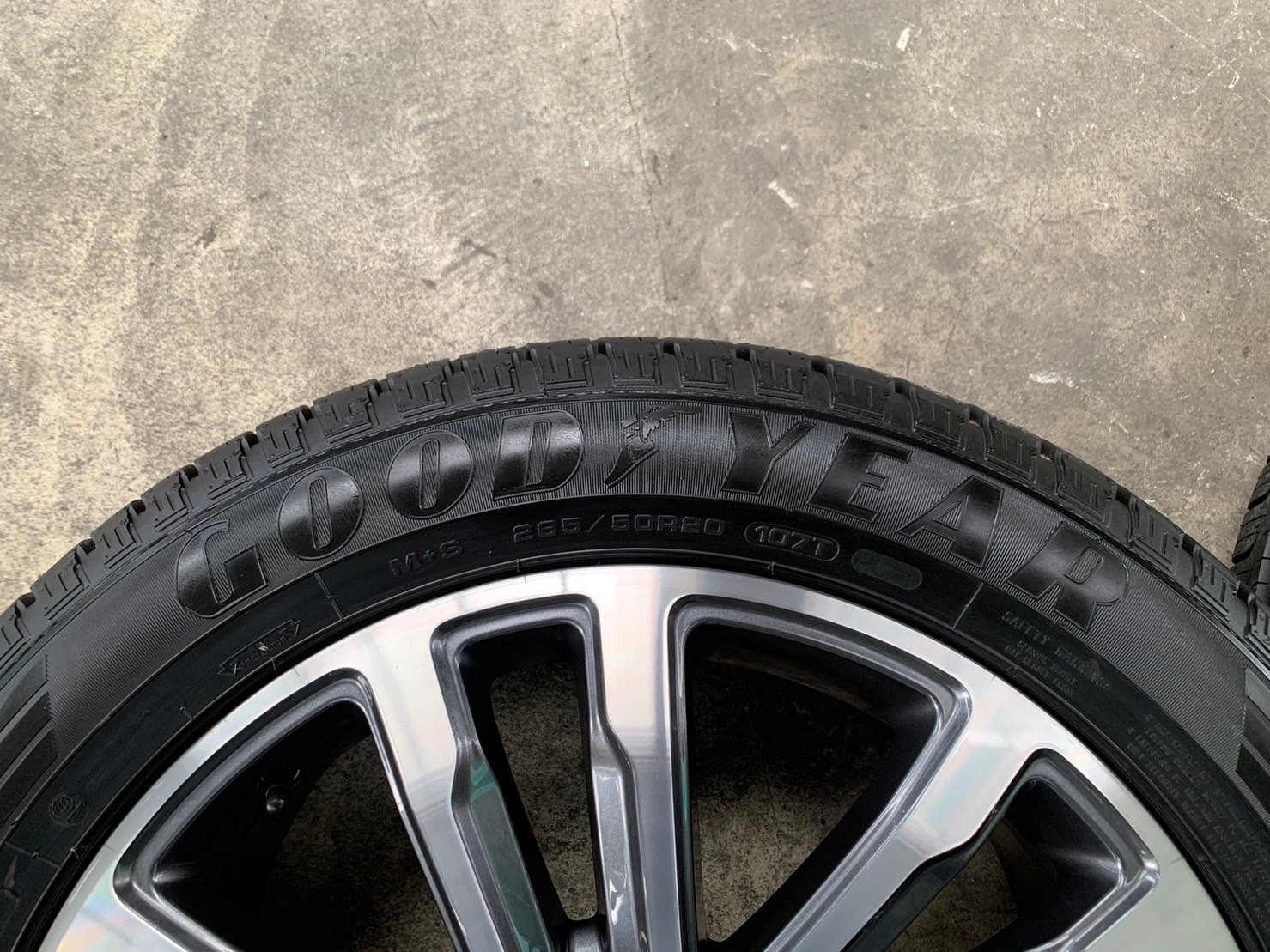 ล้อแม็กป้ายแดง Ford Everest ขอบ 20 เทาหน้าเงา พร้อมยางป้ายแดง 255-55-20 GoodYear ปี 22