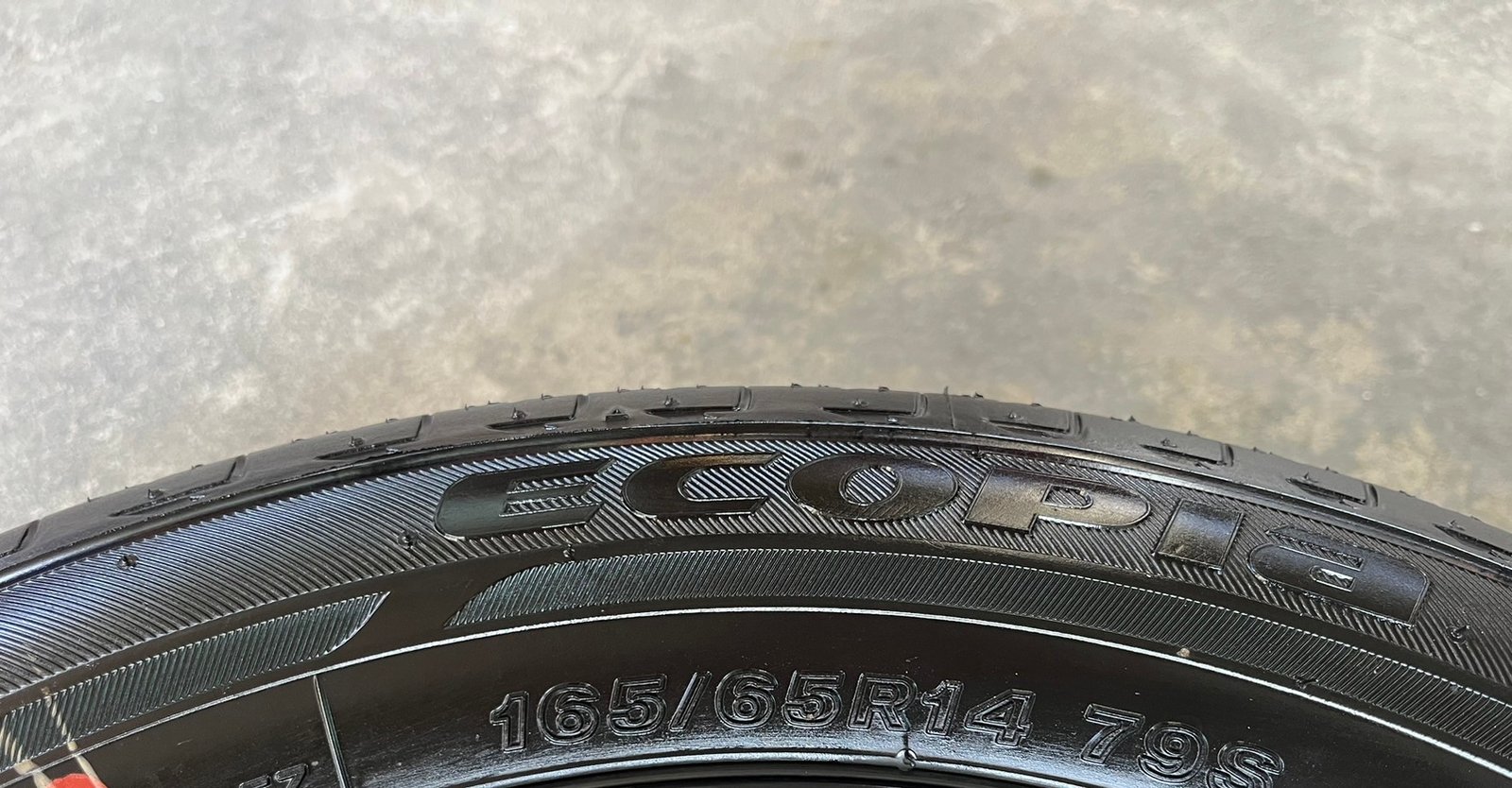 ยางป้ายแดง 165-65-14 Bridgestone ปี 25 สวยกริ๊บ ยางป้ายแดง 165-65-14 Bridgestone ปี 25 สวยกริ๊บ