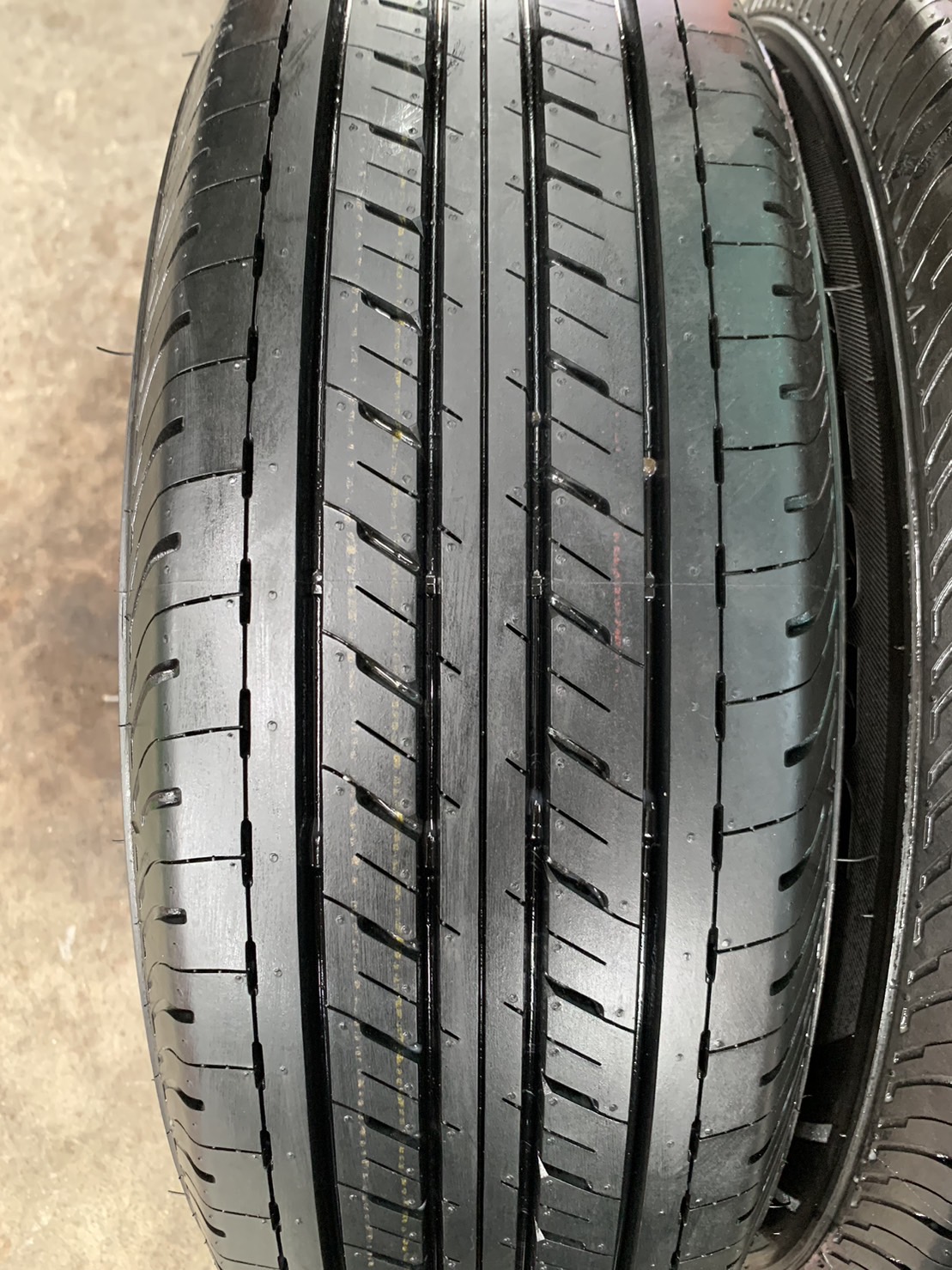 ยางป้ายแดง 215-70-16 Bridgestone ปี 22 ใส่กับ รถกระบะตัวเตี้ยทุกรุ่น ,รถตู้ ได้เลย ยางป้ายแดง 215-70-16 Bridgestone ปี 22 ใส่กับ รถกระบะตัวเตี้ยทุกรุ่น ,รถตู้ ได้เลย