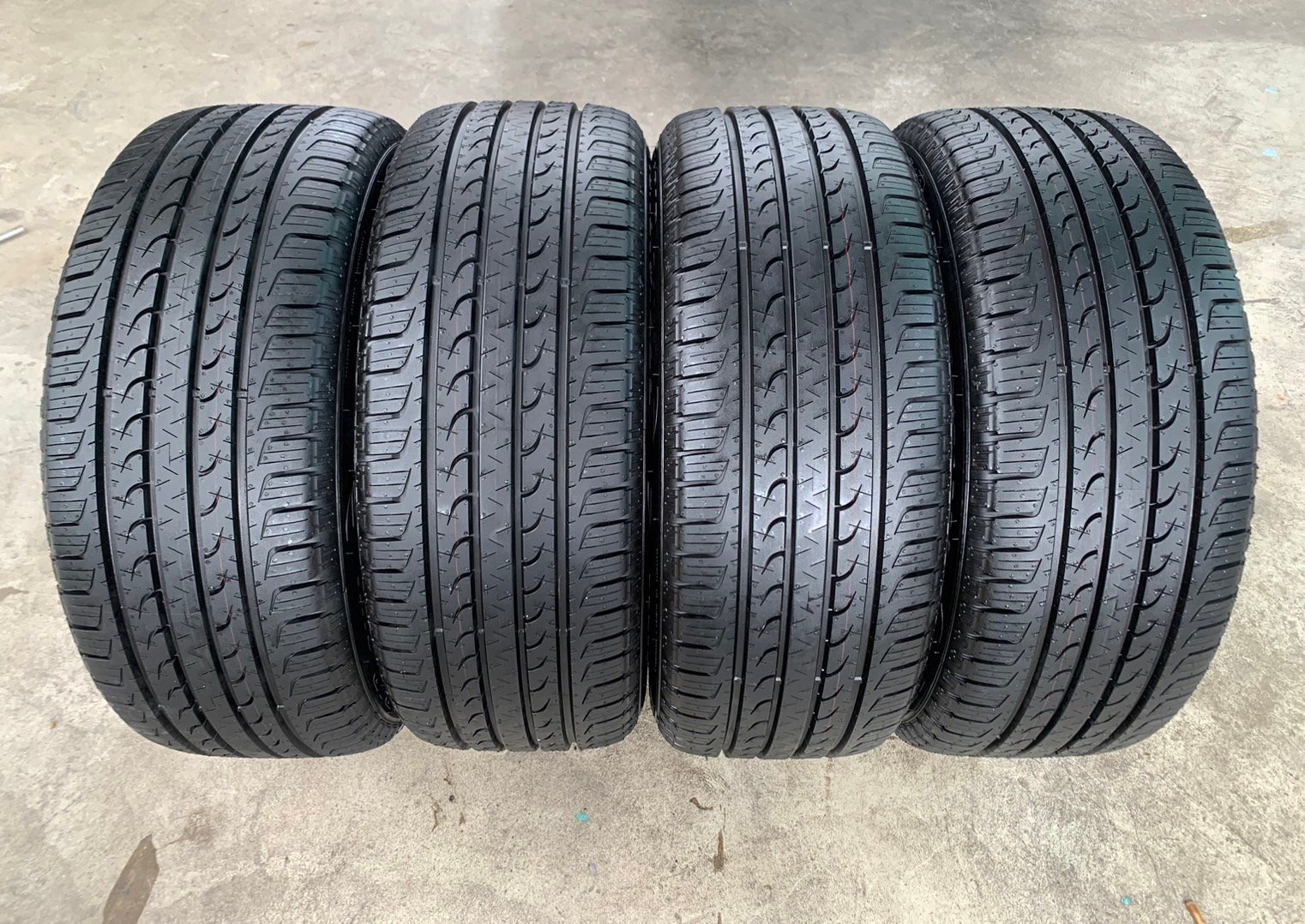 ล้อแม็กป้ายแดง Ford Everest ขอบ 20 เทาหน้าเงา พร้อมยางป้ายแดง 255-55-20 GoodYear ปี 22