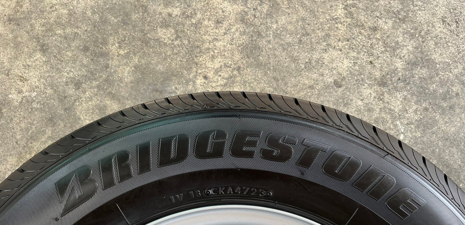 ยางป้ายแดง 215-70-15 Bridgestone ปลายปี 23 สวยกริ๊บ
