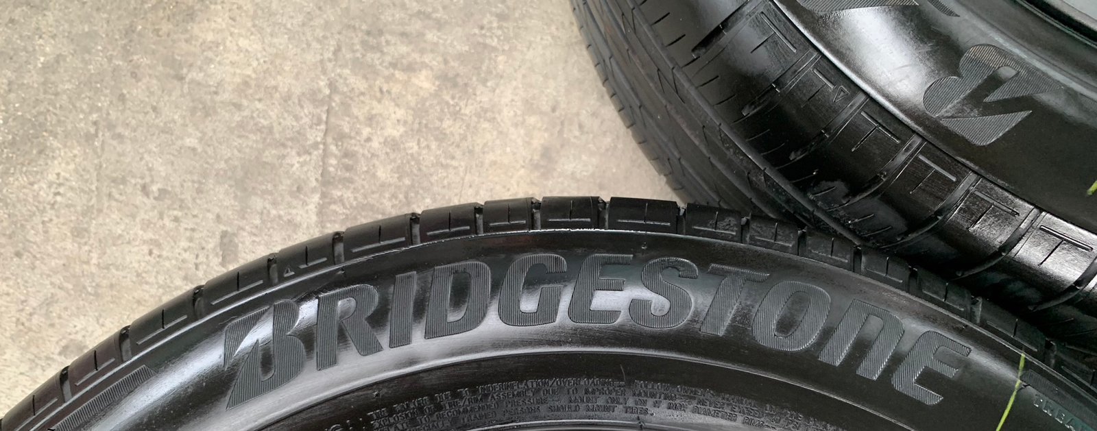 ยางใหม่ป้ายแดง 215-60-17 Bridgestone ปี 23 ใหม่กริ๊บ ยางใหม่ป้ายแดง 215-60-17 Bridgestone ปี 23 ใหม่กริ๊บ