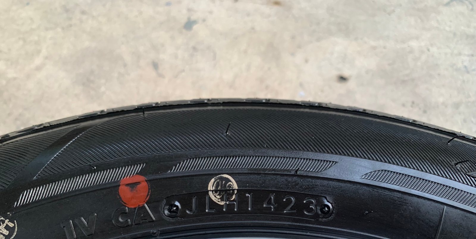 ยางป้ายแดง 185-60-15 Bridgestone ปี 23 สวยกริ๊บ ยางป้ายแดง 185-60-15 Bridgestone ปี 23 สวยกริ๊บ