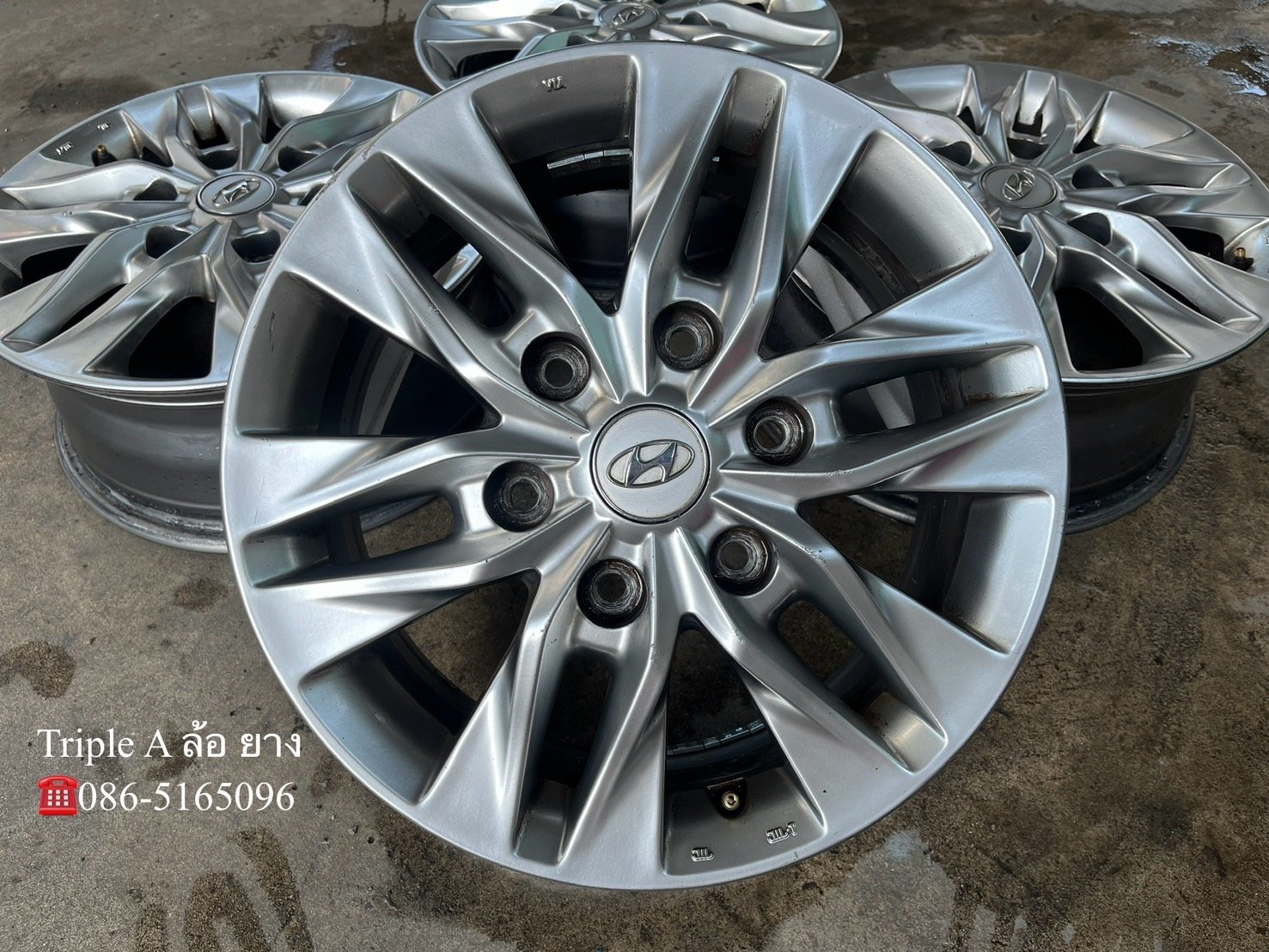 ล้อแม็ก Hyundai H1 ขอบ 16 สีไฮเปอร์ สภาพดี