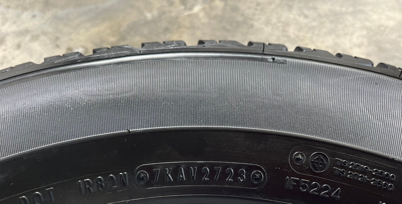 ยางป้ายแดง 205R16 Dunlop เหมาะสำหรับ รถกระบะตัวเตี้ย ,รถกระบะสายบรรทุก