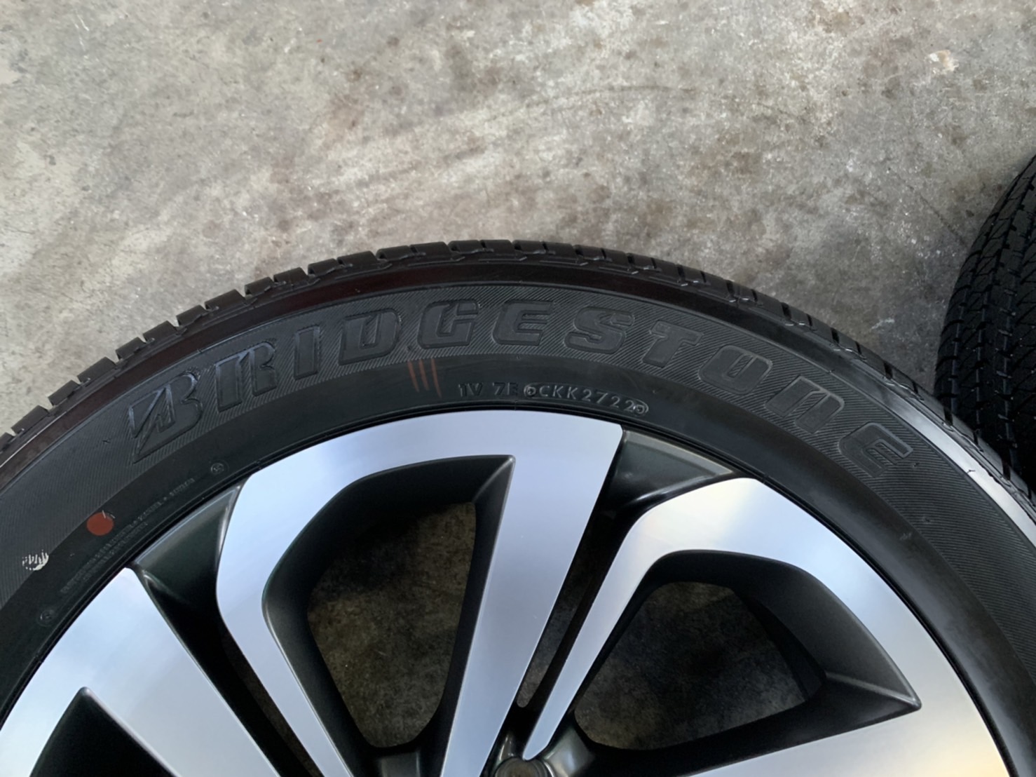 ล้อแม็กป้ายแดง ISUZU MU-X รุ่นใหม่ล่าสุด ขอบ 20 พร้อมยางป้ายแดง 265-50-20 Bridgestone ปี 22 สวยกริ๊บ ล้อแม็กป้ายแดง ISUZU MU-X รุ่นใหม่ล่าสุด ขอบ 20 พร้อมยางป้ายแดง 265-50-20 Bridgestone ปี 22 สวยกริ๊บ