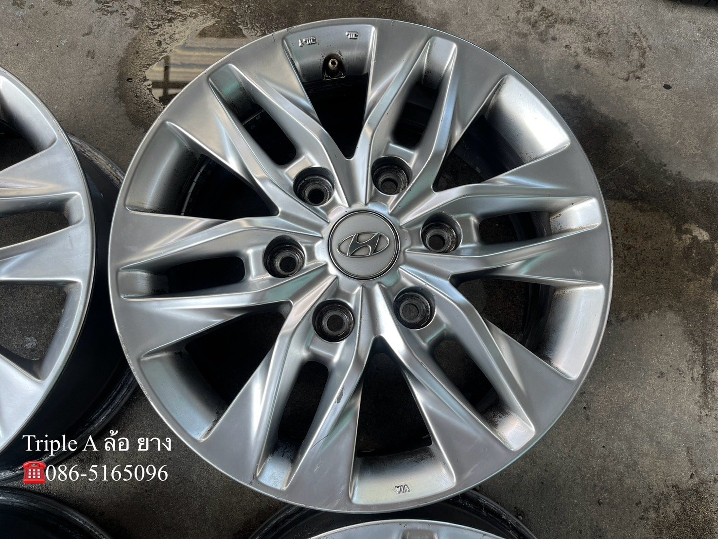 ล้อแม็ก Hyundai H1 ขอบ 16 สีไฮเปอร์ สภาพดี