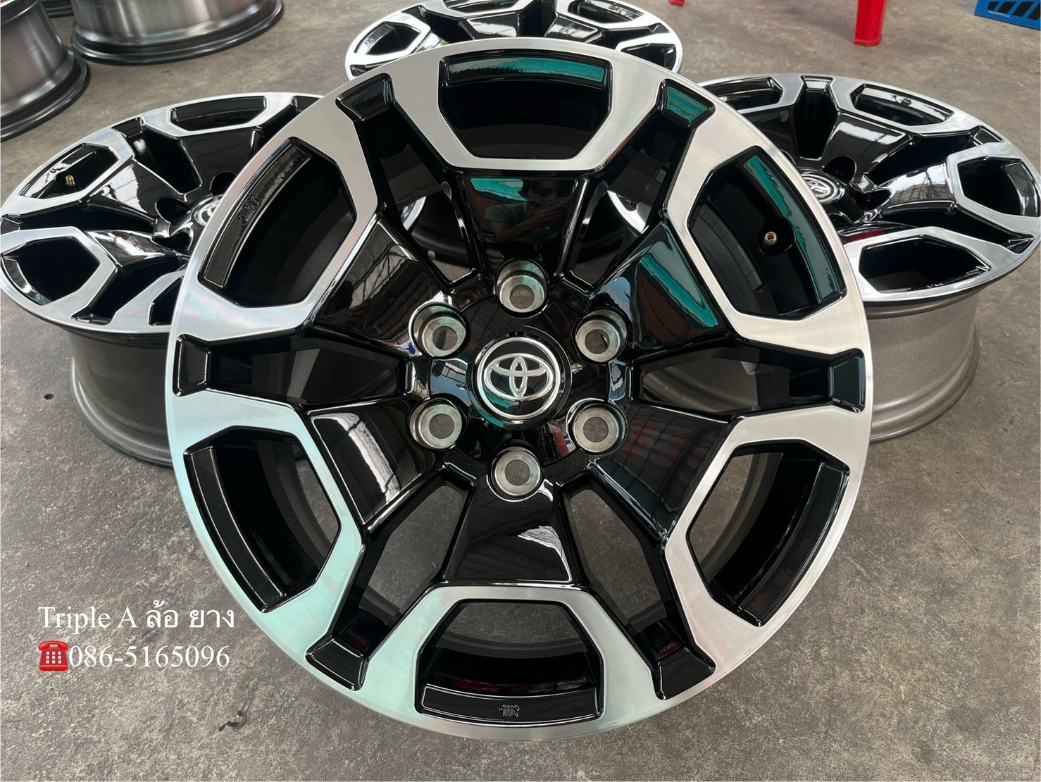 ล้อแม็กป้ายแดง Toyota Revo รุ่นใหม่ล่าสุด ขอบ 18 ดำหน้าเงา ใหม่กริ๊บ ล้อแม็กป้ายแดง Toyota Revo รุ่นใหม่ล่าสุด ขอบ 18 ดำหน้าเงา ใหม่กริ๊บ