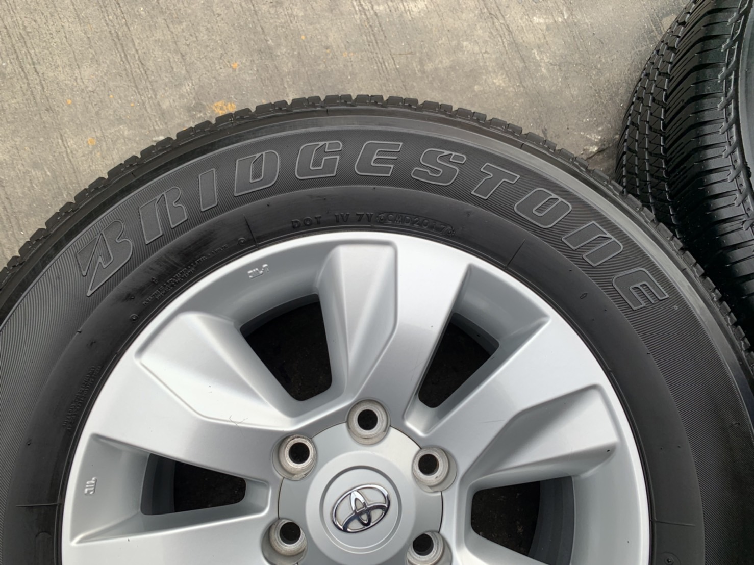 ล้อแม็ก Toyota Revo ขอบ 17 พร้อมยาง 265-65-17 Bridgestone ปี 17 ล้อแม็ก Toyota Revo ขอบ 17 พร้อมยาง 265-65-17 Bridgestone ปี 17