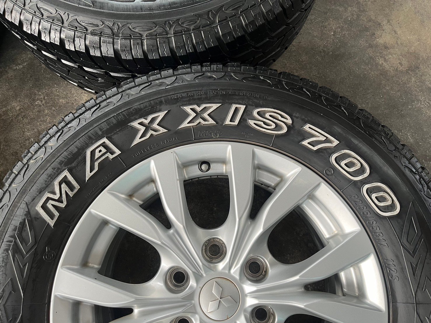 ล้อแม็ก Mitsu Pajero ก้านวาย ขอบ 17 พร้อมยาง 265-65-17 Maxxis ปี 19